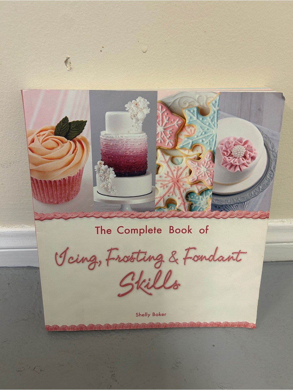 The Complete Book of Icing, Frosting & Fondant Skills - Pink Cover